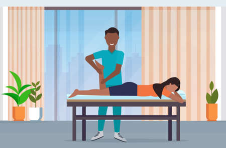 Massage Kunde Bekommt Komplettservice Auf Massagetisch Massage Kunde Bekommt Komplettservice Auf Massagetisch